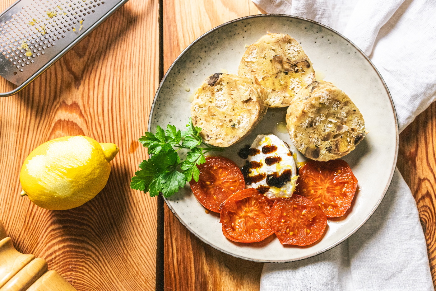 Maronen-Serviettenknödel mit karamellisierten Vanille-Tomaten und ...