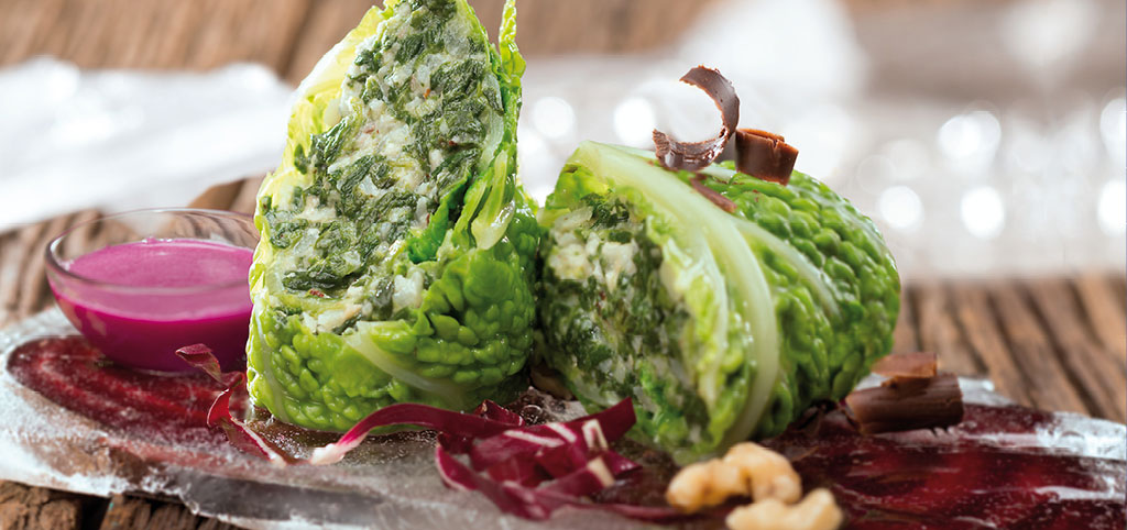 Gefüllte Wirsingröllchen mit Rote-Bete-Soße mit Schokoladennote